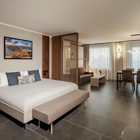 Isabella Hotel *